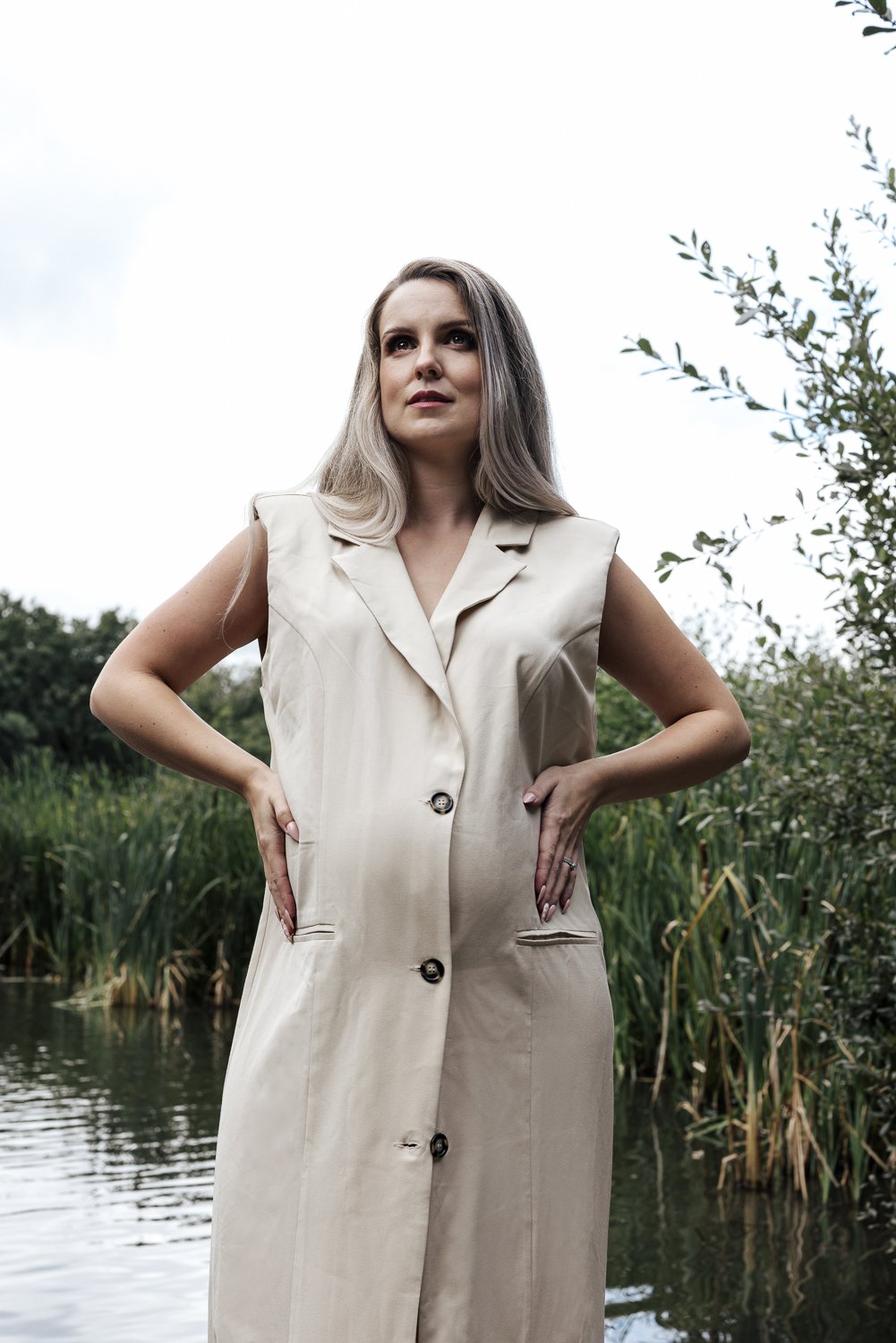 Autumn Maternity Photoshoot at the Lake in stover park plymouth Devon
