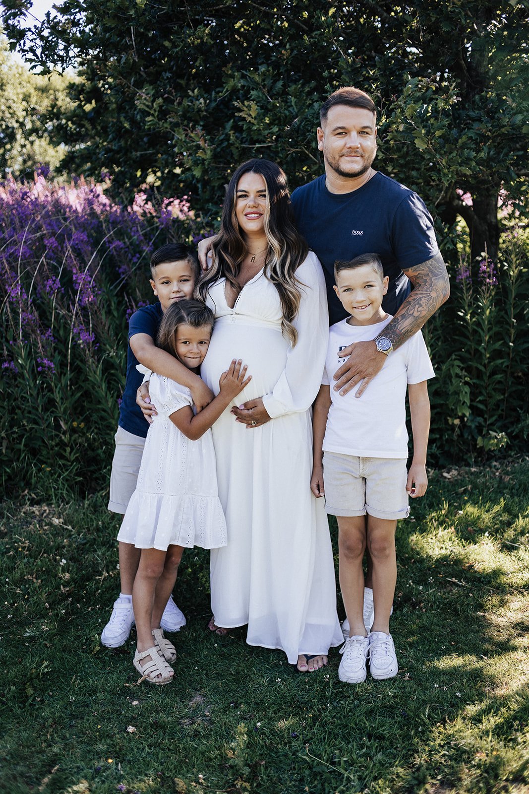 Simple and natural maternity photoshoot with children pose highlighting pregnancy in a relaxed photography session.
