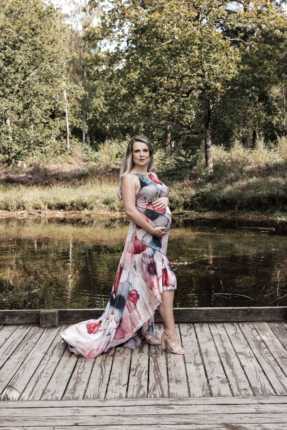 Autumn Maternity Photoshoot at the Lake in stover park plymouth Devon