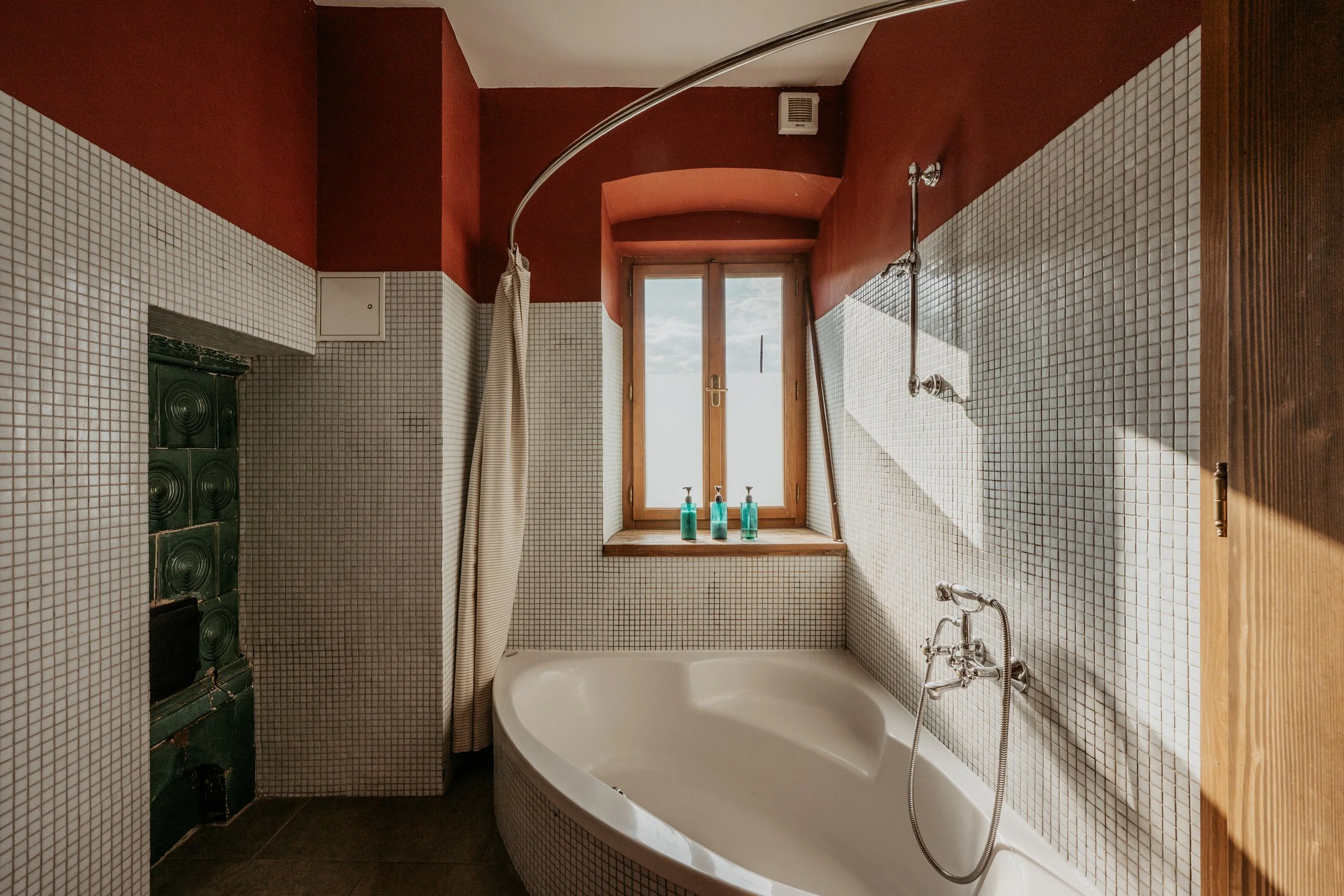 Bathroom MB - E.jpg