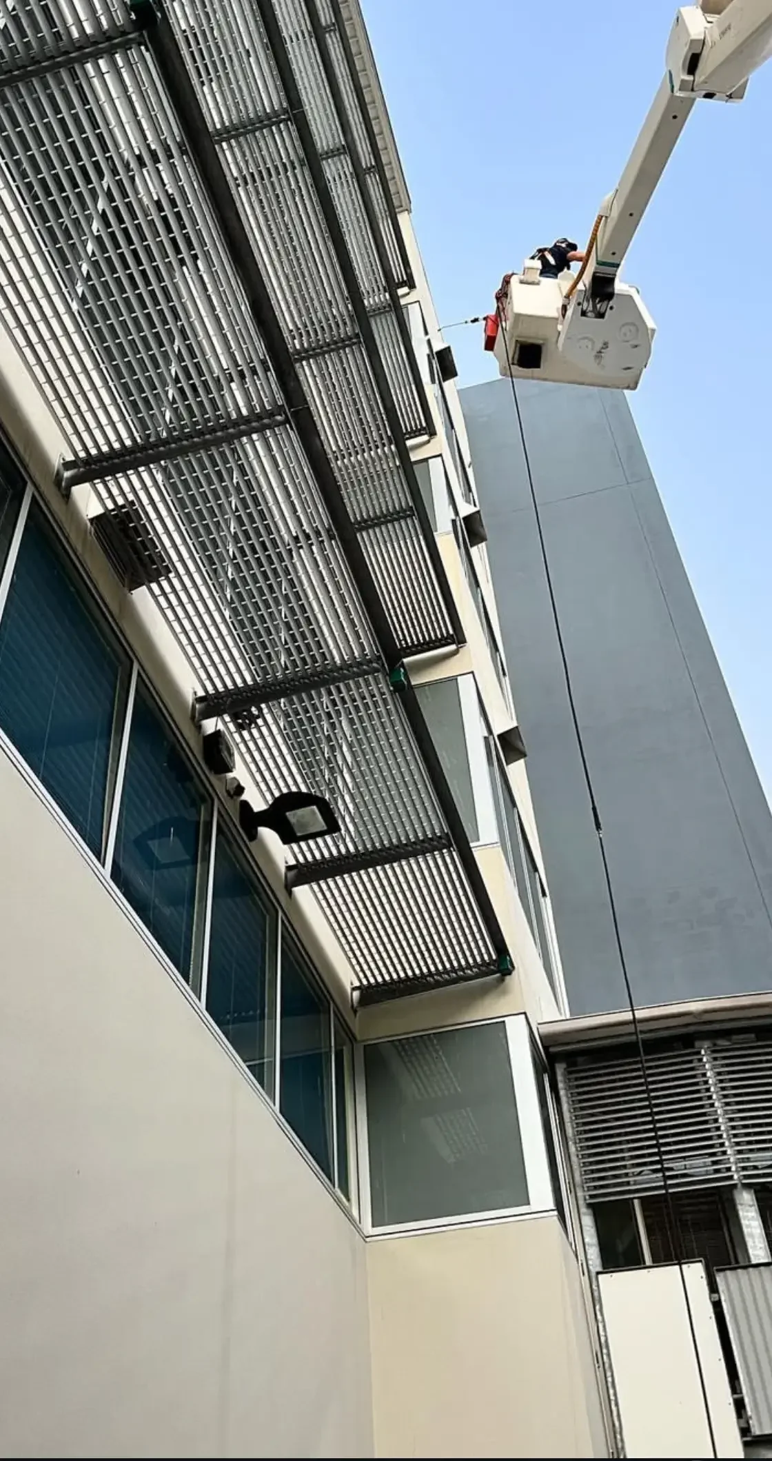 Blackmore's Pressure and Window Cleaning - Boom Truck for Exterior Window Clean Pindara Hospital, Gold Coast