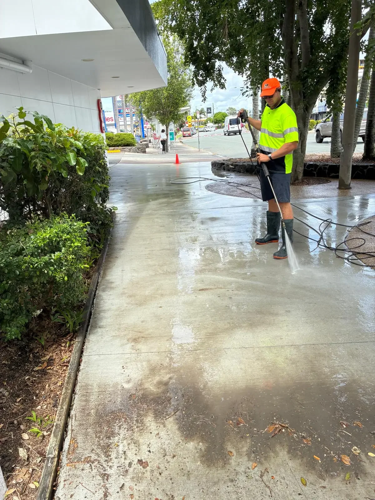 Blackmore's Pressure and Window Cleaning - Pressure washing footpaths for Corporate premises in Coolangatta