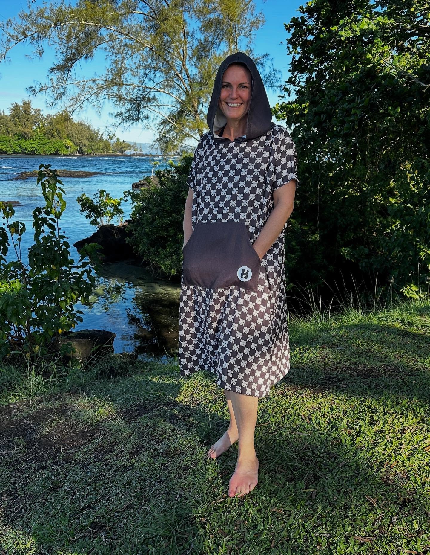 Nothing to see here. Just me posing in your favorite changing poncho 😆

Some new prints and some of your favorites dropping on the website tomorrow! 11/17 at 6:00 AM

#holohololife