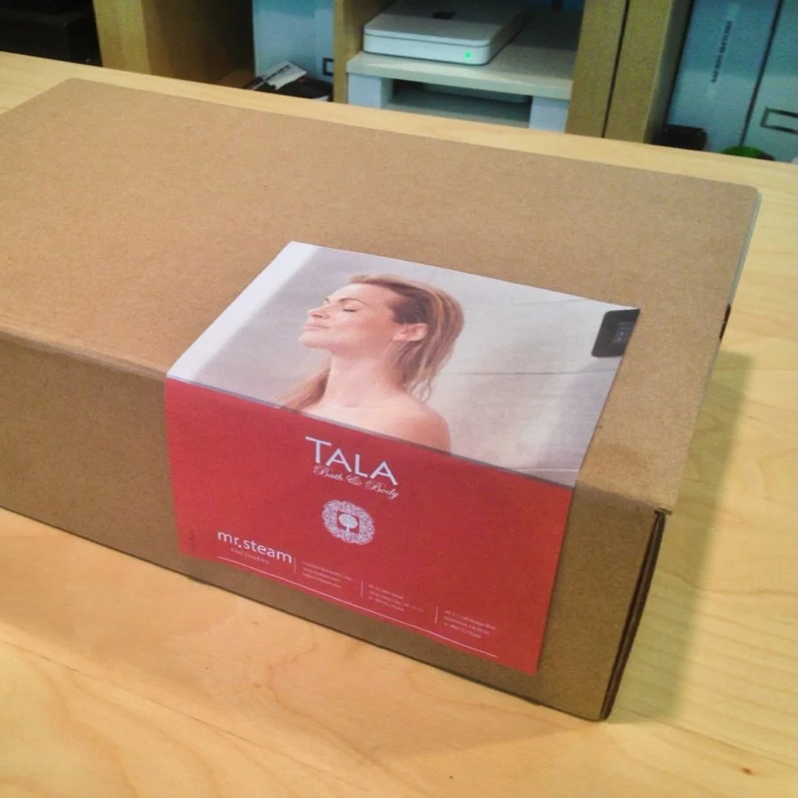 The overpack does the heavy lifting. Plain. Durable. Easy to ship, easy to stack, easy to open. No wasted gestures.

The label carries the story. It wraps once, communicates clearly, and disappears when it is done. No inserts. No extra layers. No con