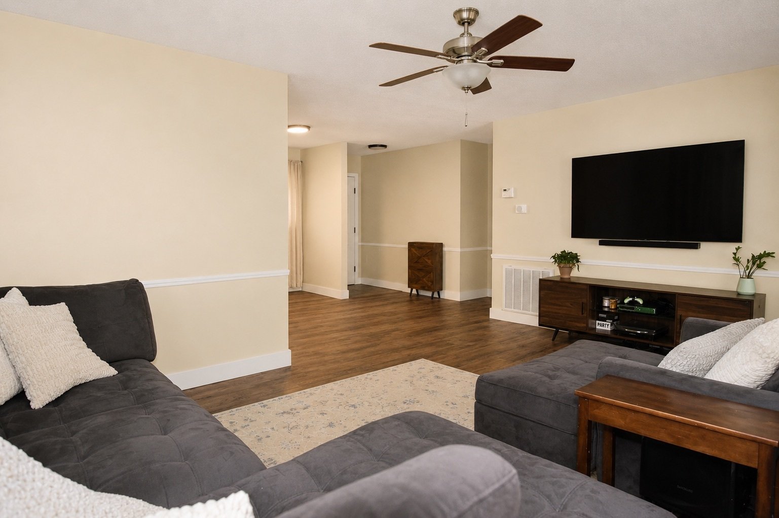 04 Living Room 2.jpg