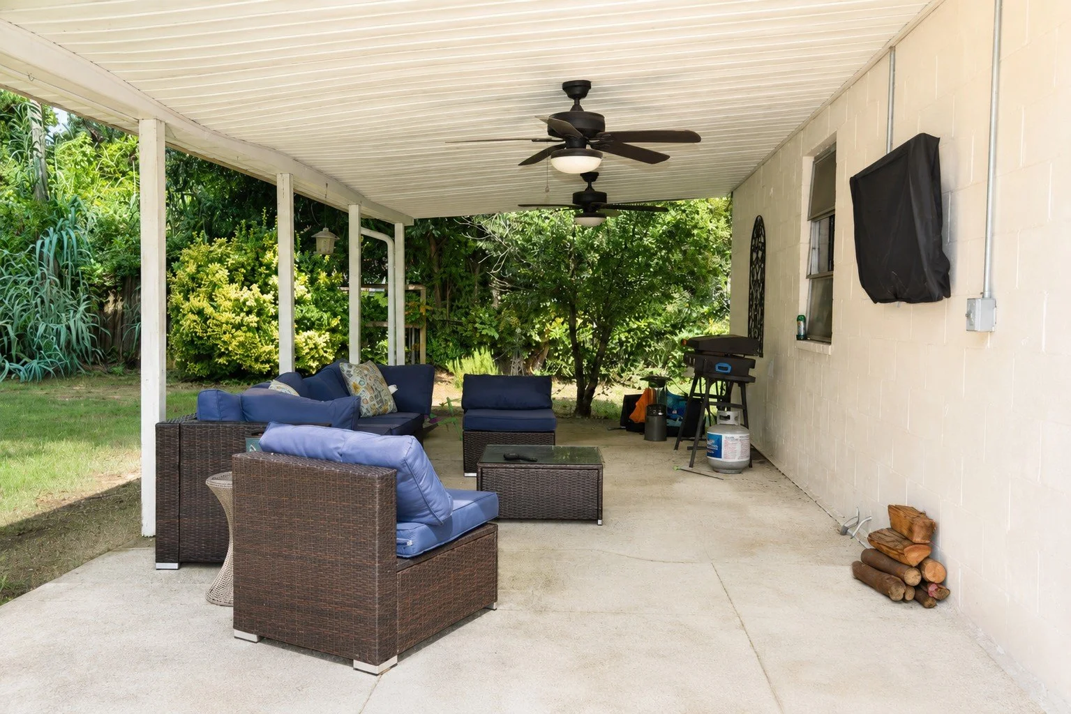 25 Patio 1.jpg