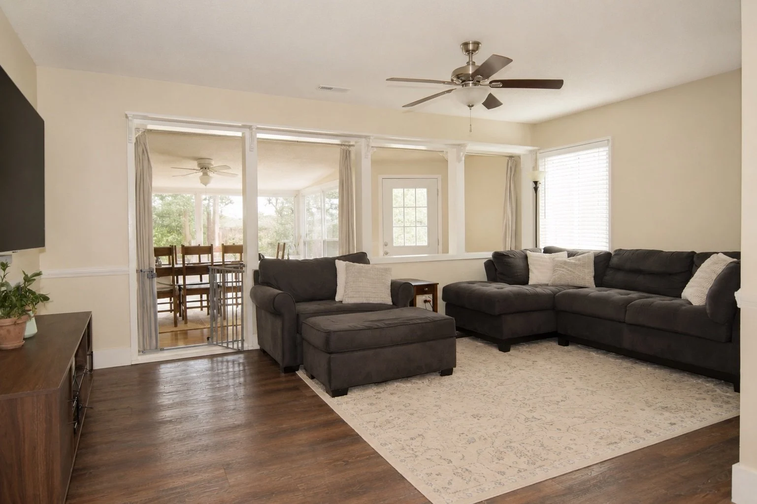 03 Living Room 1.jpg
