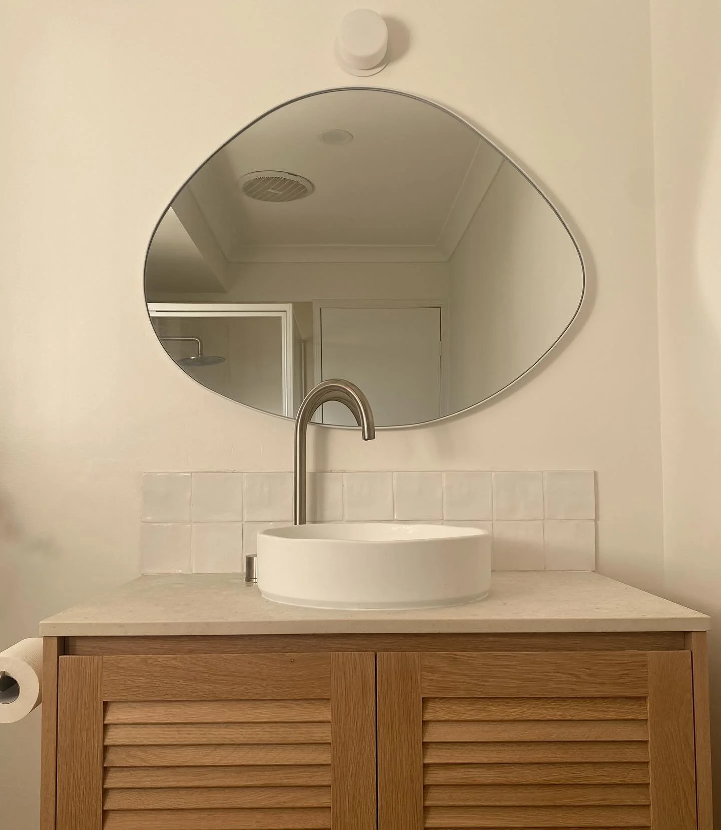 Mungala street Ensuite ~ featuring @abiinteriors @loughlinfurniture @dektonbycosentino @framedmirrors