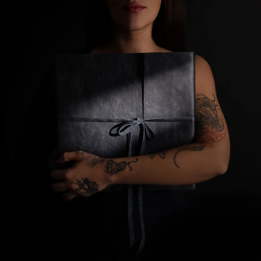 Detail van een huwelijksalbum met fijne afwerking