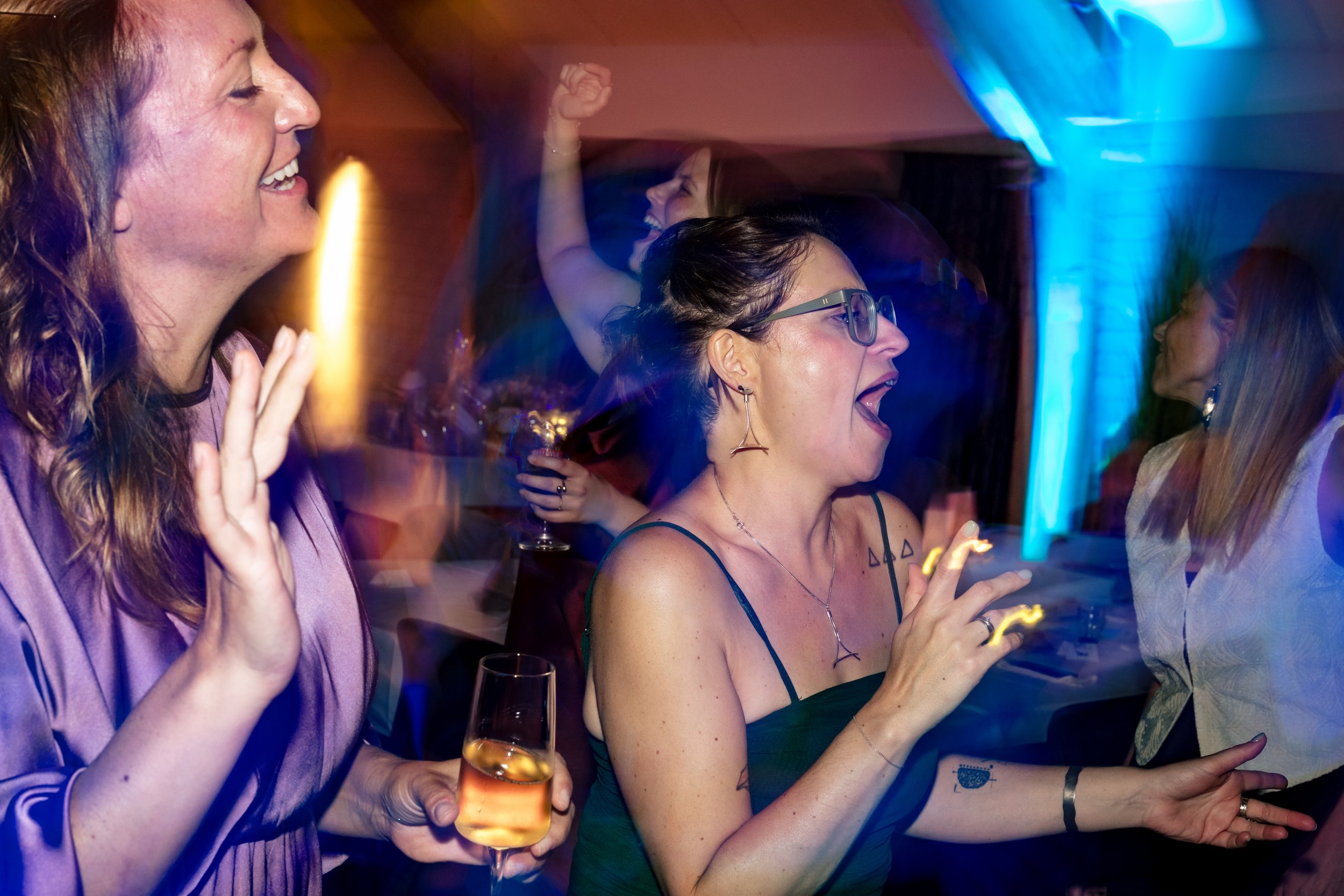 Volle dansvloer tijdens een trouwfeest