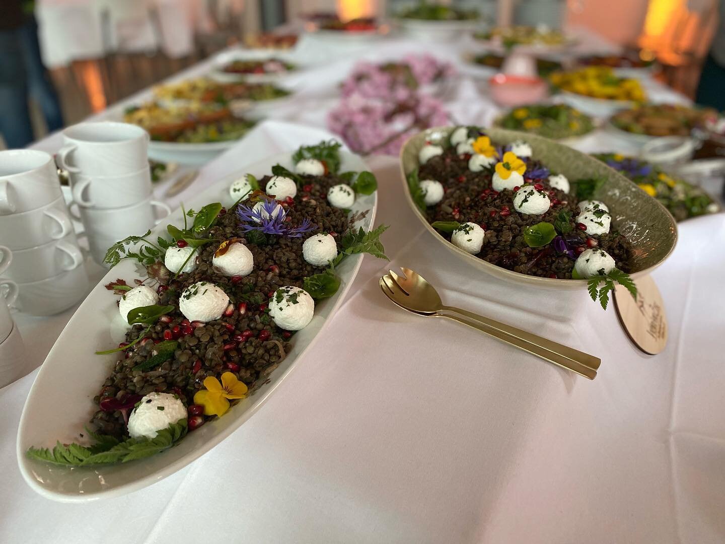 Unser Fr&uuml;hlingsbuffet f&uuml;r die Jahrestagung des Food Editors Club in L&uuml;neburg&hellip;was f&uuml;r ein sch&ouml;ner Abend mit Schwerpunkt auf regionalen und saisonalen Gen&uuml;ssen 😍 voll unser Ding! #fec #mill_lady_catering #fr&uuml;h