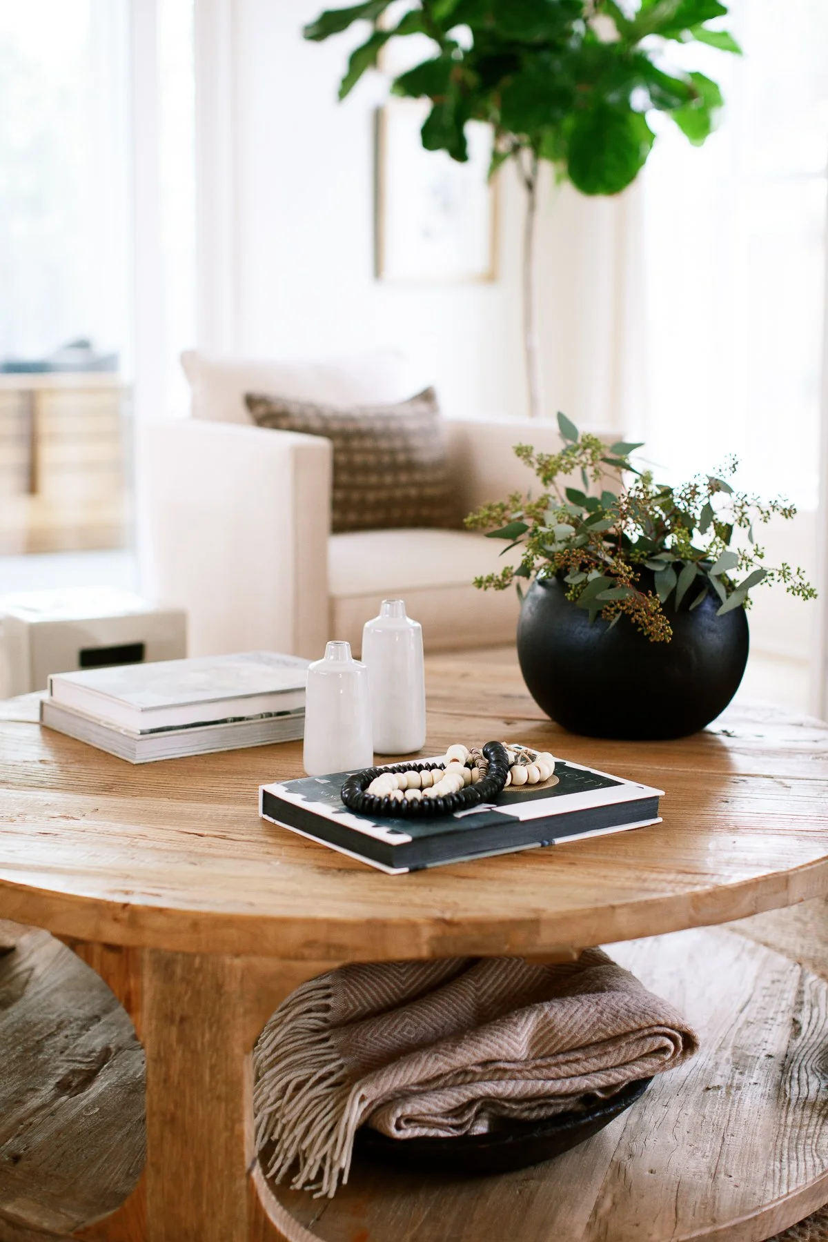 Cozy and modern living room designed by Maison Barbara in the Bay Area. Oak wood coffee table, ceramic vases and handmade soy candle for a relaxing atmosphere in your home.