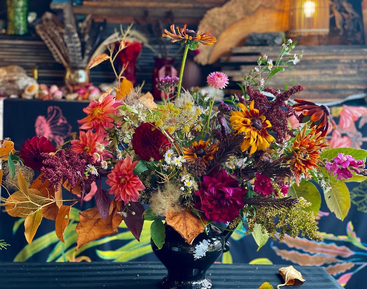 The last arrangements of the season. A very late frost came in the early hours of Tuesday, and for the most part, bid the season farewell. It&rsquo;s been super fun creating weekly florals for @wtdiner, @hidden_gem_hudson 
&amp; @taconicwineandspirit