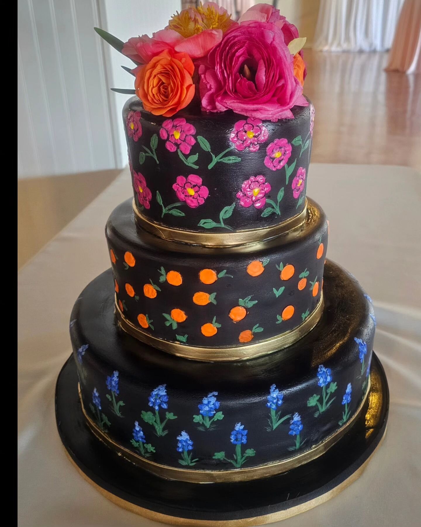 Hand painted fondant cake - camellias, oranges, and Texas bluebonnets!
Congratulations to the happy couple!

#elenascakesdallas
#dallasbakery
#dallasweddingcakes 
#dallasweddingplanning 
#handpaintedweddingcake