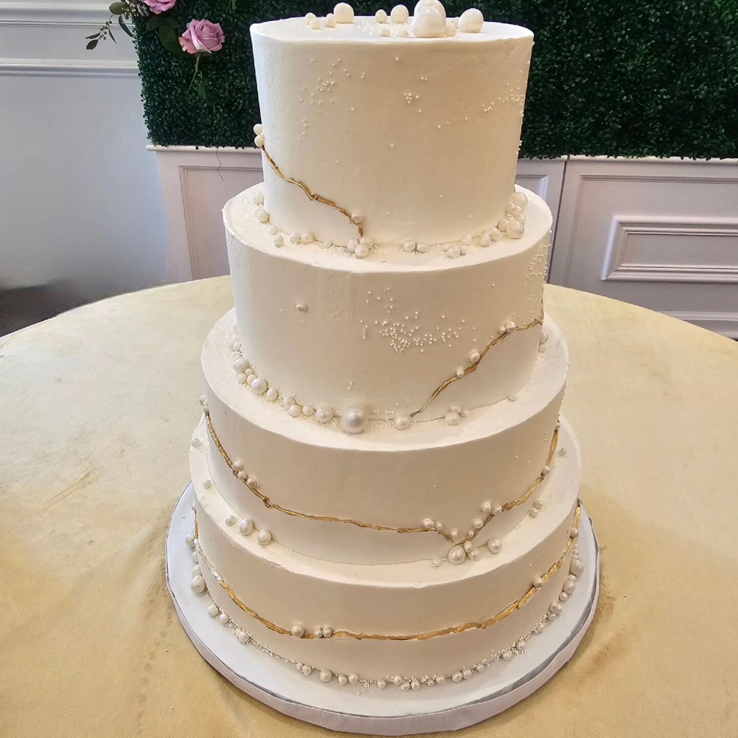 What a great and elegant cake! Congratulations to the happy couple!

#elenascakesdallas 
#dallasweddingplanning 
#dallasweddingcakes 
#dallasbakery 
#elenascakesdallas