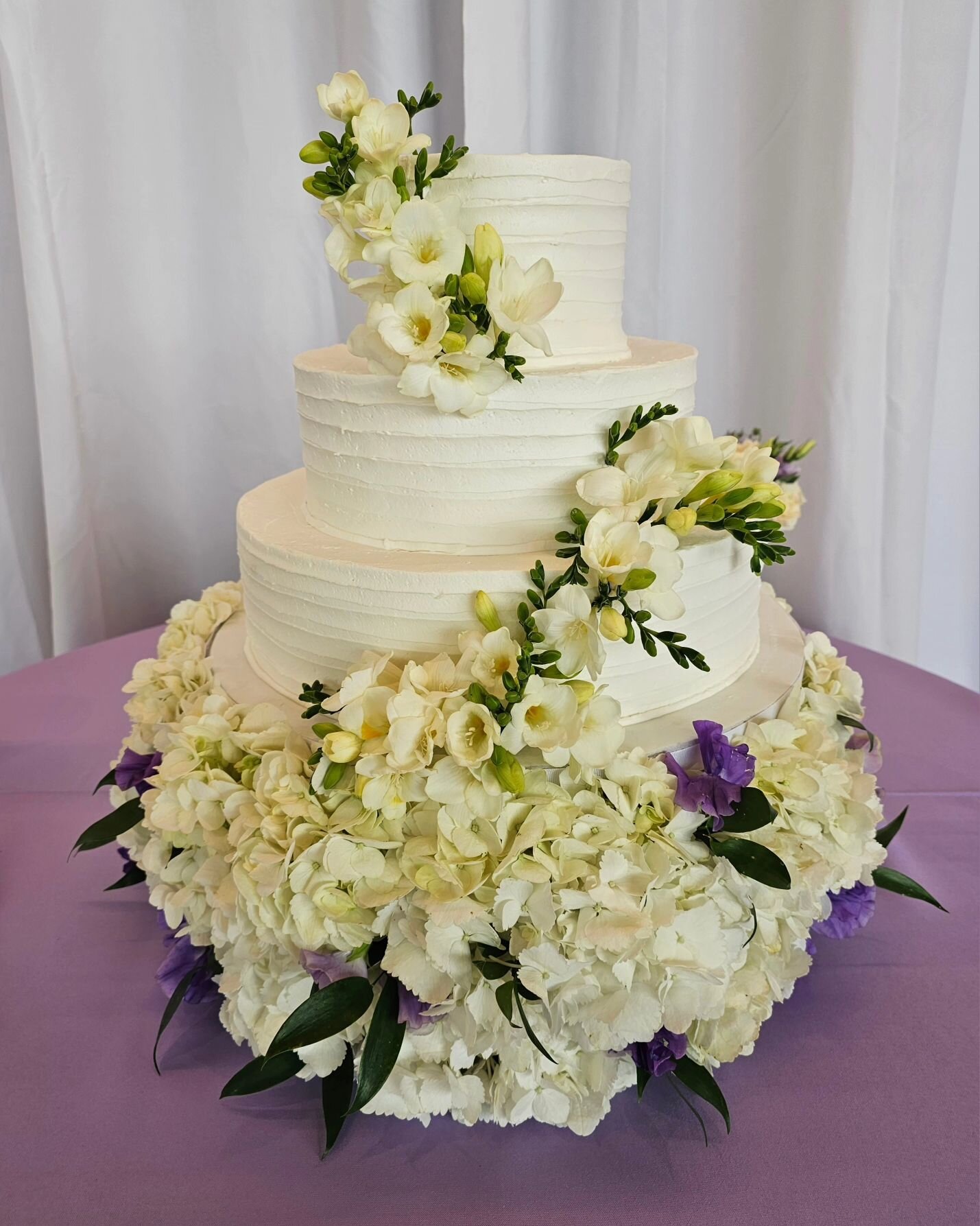 Stunning floral on this elegant cake! Congratulations to the happy couple!

#elenascakesdallas 
#dallasweddingplanning 
#dallasweddingcakes 
#dallasbakery 
#elegantweddingcake