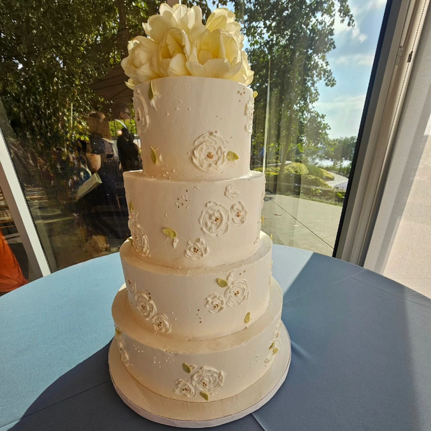 I love the delicate designs on this beautiful cake!
Congratulations to the happy couple!

#elenascakesdallas 
#elegantweddingcake 
#dallasweddingplanning 
#dallasbakery 
#dallasweddingcakes