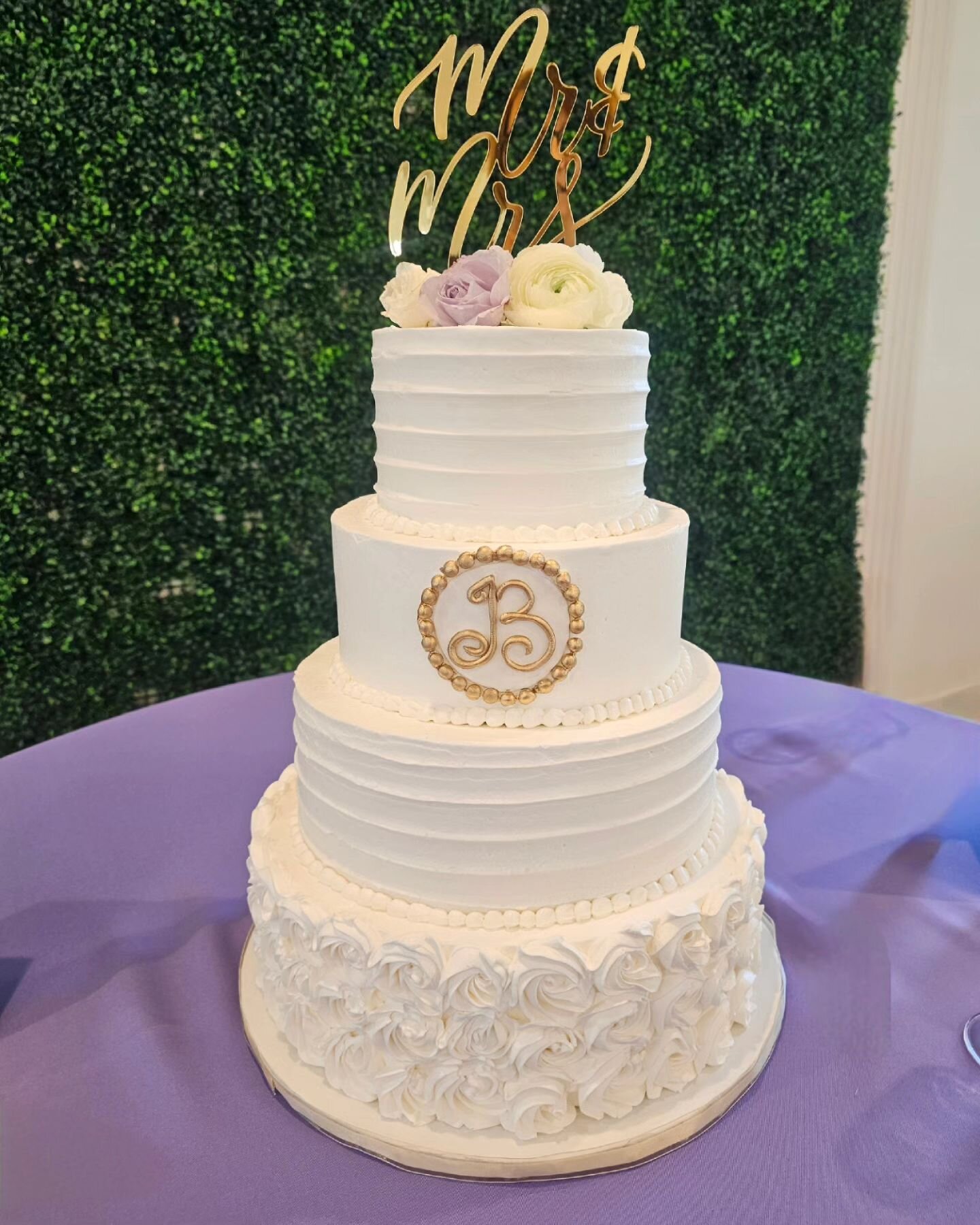 Congratulations to the happy couple on this beautiful Thursday!

#elenascakesdallas 
#elegantweddingcake 
#dallasweddingplanning 
#dallasweddingcakes