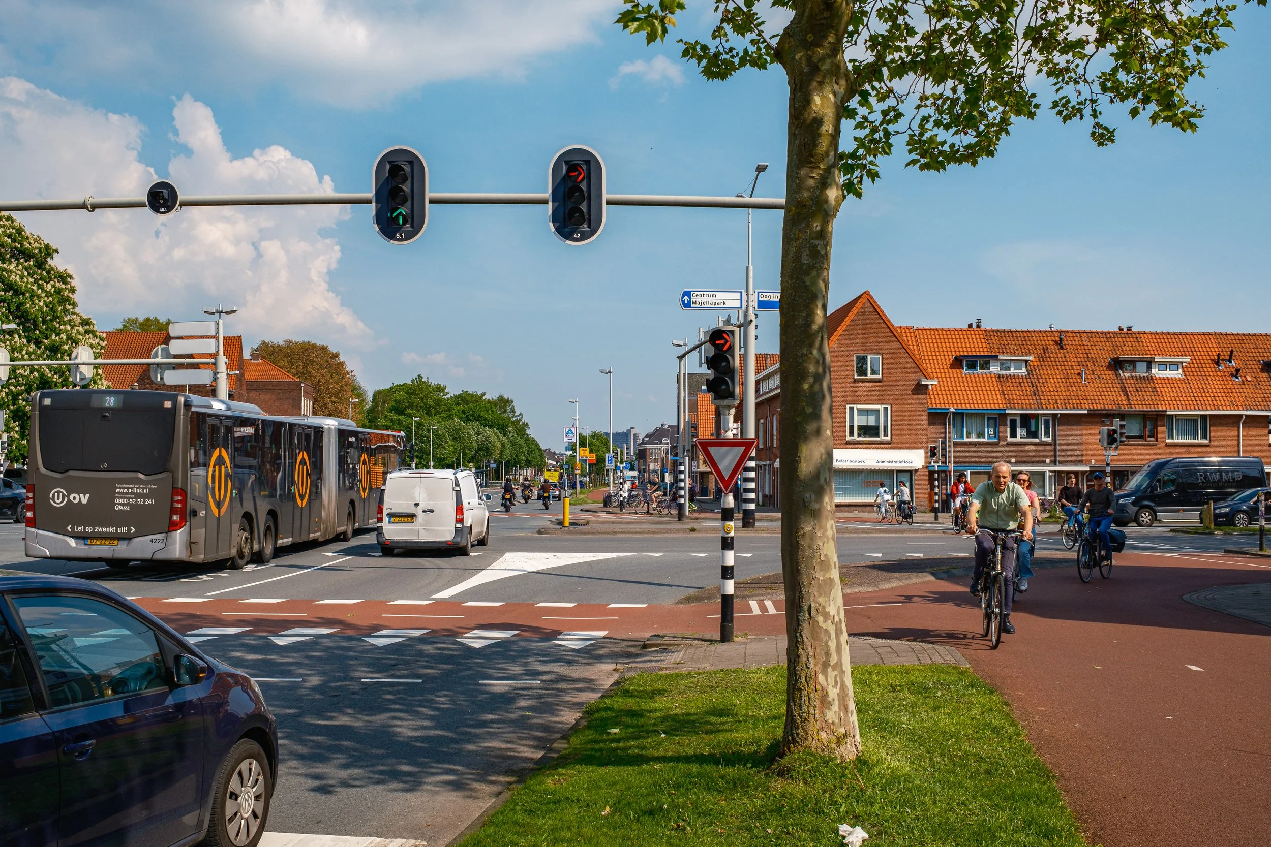 A very safe intersection in Utrecht that removes conflicts through the inclusion of turn lanes and signal phasing