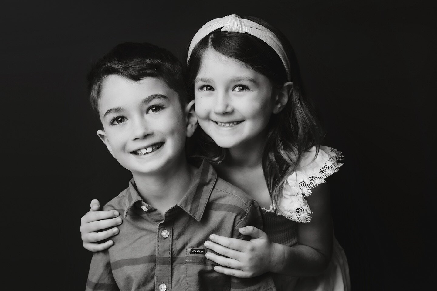 Beautiful siblings 🤍 that connection is such a joy to capture and something they&rsquo;ll appreciate when they&rsquo;re adults.

#NewportBeachFamilyPhotographer
#FamilyPhotographyOC
#NewportBeachKids
#OrangeCountyFamilies
#FamilyPortraitSessions
#So