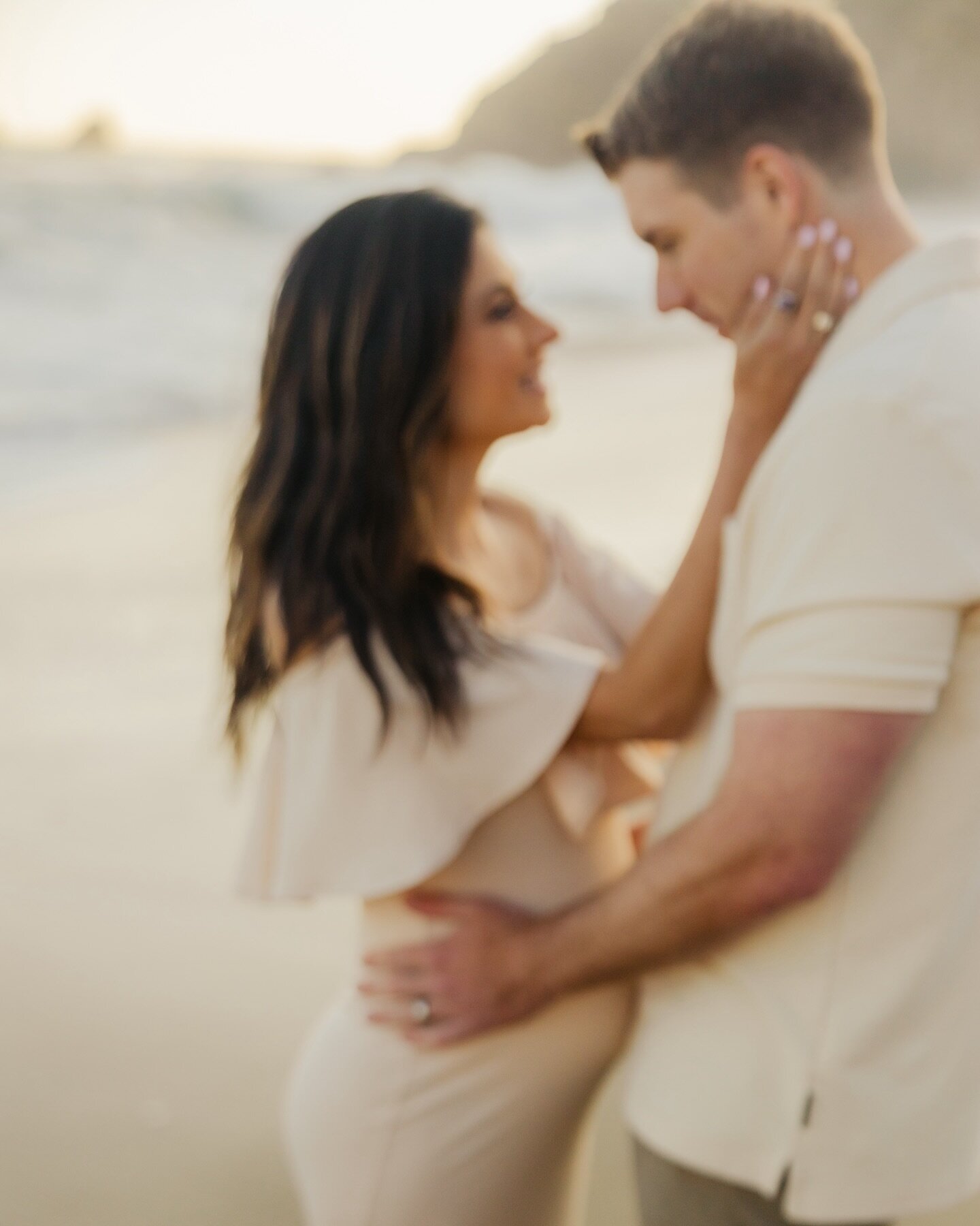 Maternity photography is so special, I love to find the beauty in the blur 🤍

#NewportBeachFamilyPhotographer
#FamilyPhotographyOC
#NewportBeachKids
#OrangeCountyFamilies
#FamilyPortraitSessions
#SoCalFamilyPhotography
#FamilyMomentsNB
#NewportBeach