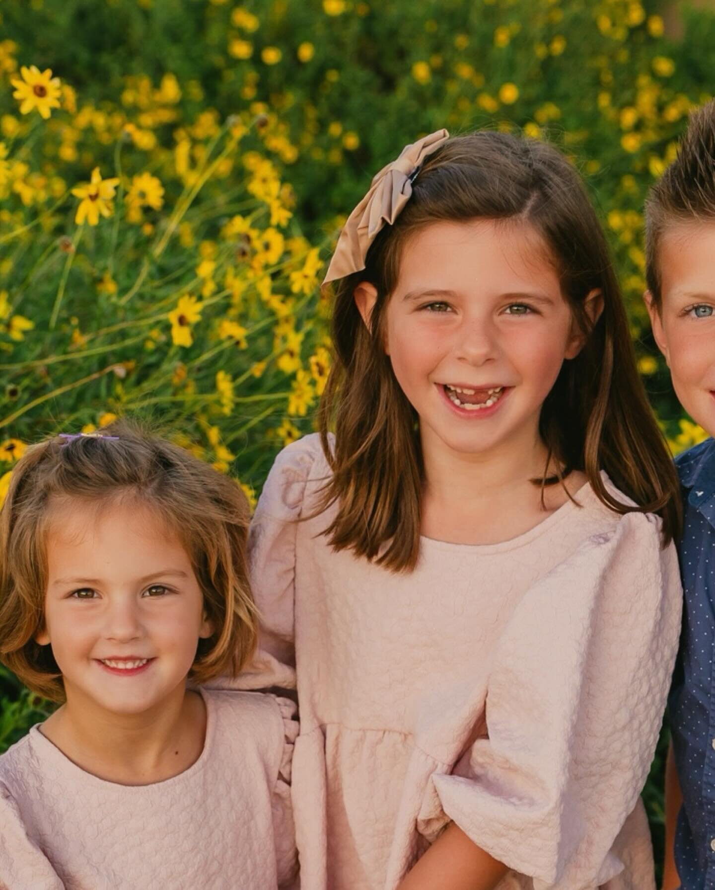 📷Testing out the wildflowers with my own models - they did not disappoint! Still have two mini sessions left and you can always book a full outdoor session with me! Link in bio ☝🏻📷

#NewportBeachFamilyPhotographer
#FamilyPhotographyOC
#NewportBeac