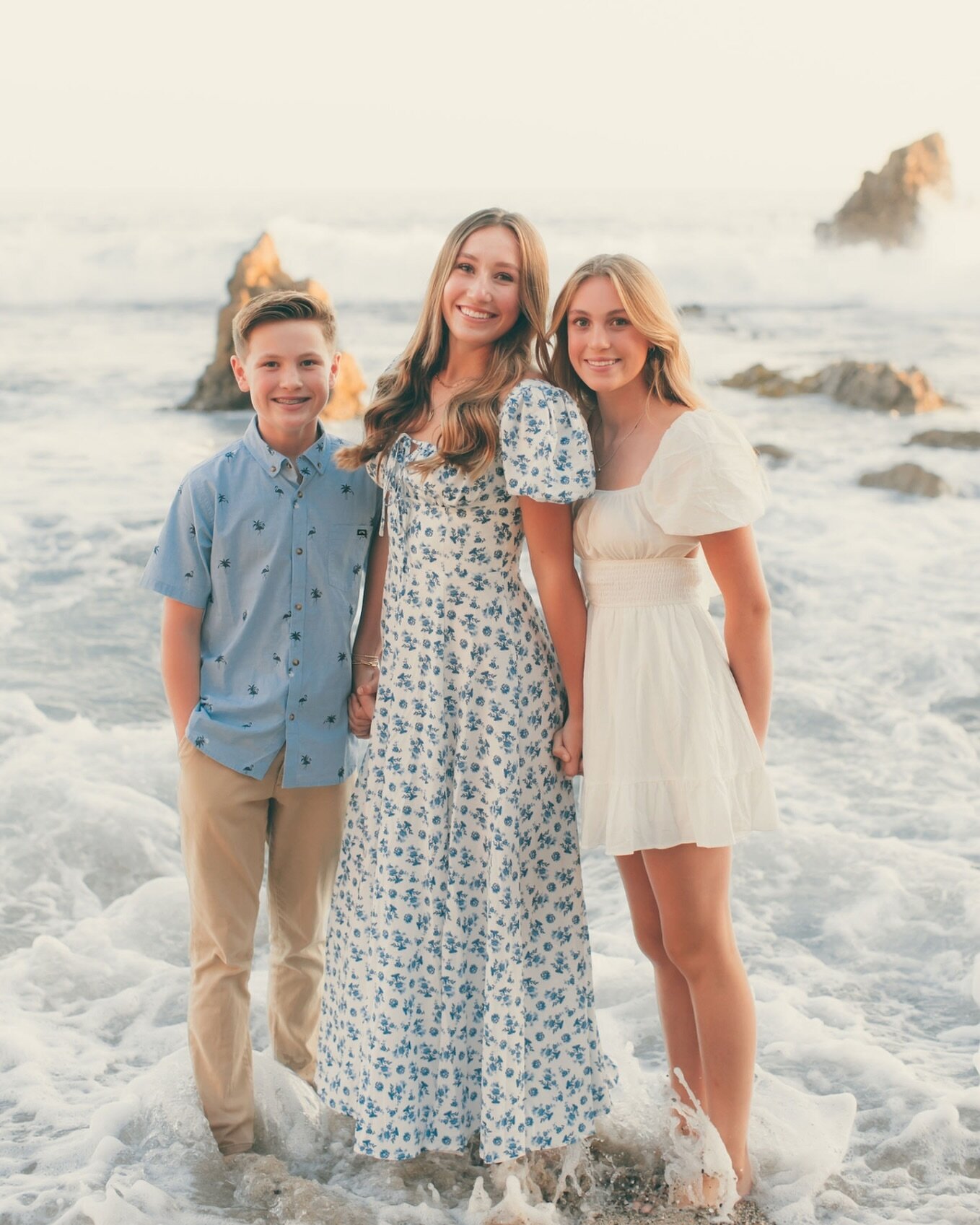 📷 Parents! This is the time to document your teens! It is so much trickier to book family shoots when they leave for college ⭐️

#NewportBeachFamilyPhotographer
#FamilyPhotographyOC
#NewportBeachKids
#OrangeCountyFamilies
#FamilyPortraitSessions
#So