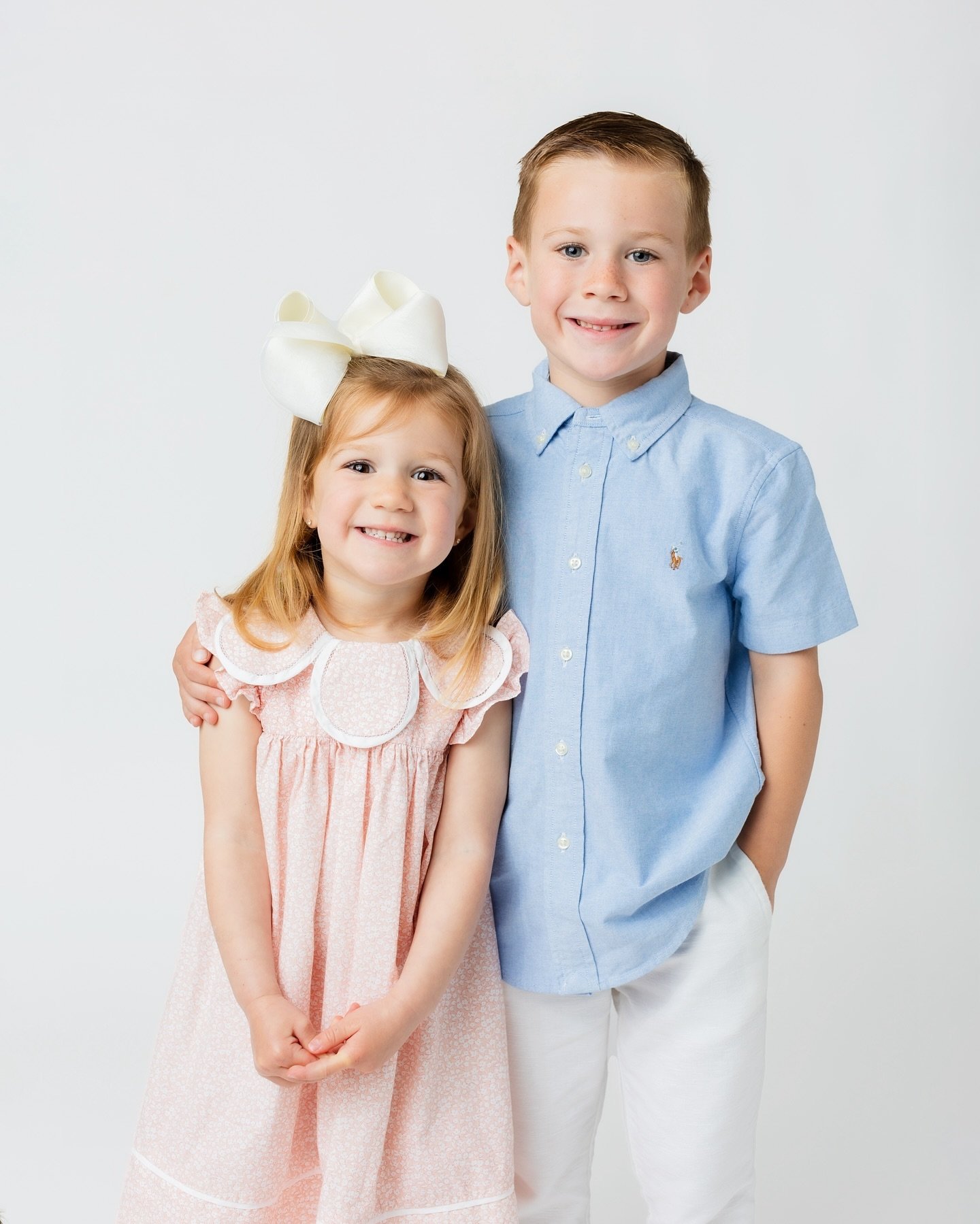 Love a sibling shot that comes together so sweetly 🤍

#NewportBeachFamilyPhotographer
#FamilyPhotographyOC
#NewportBeachKids
#OrangeCountyFamilies
#FamilyPortraitSessions
#SoCalFamilyPhotography
#FamilyMomentsNB
#NewportBeachMemories
#FamilyPhotosho