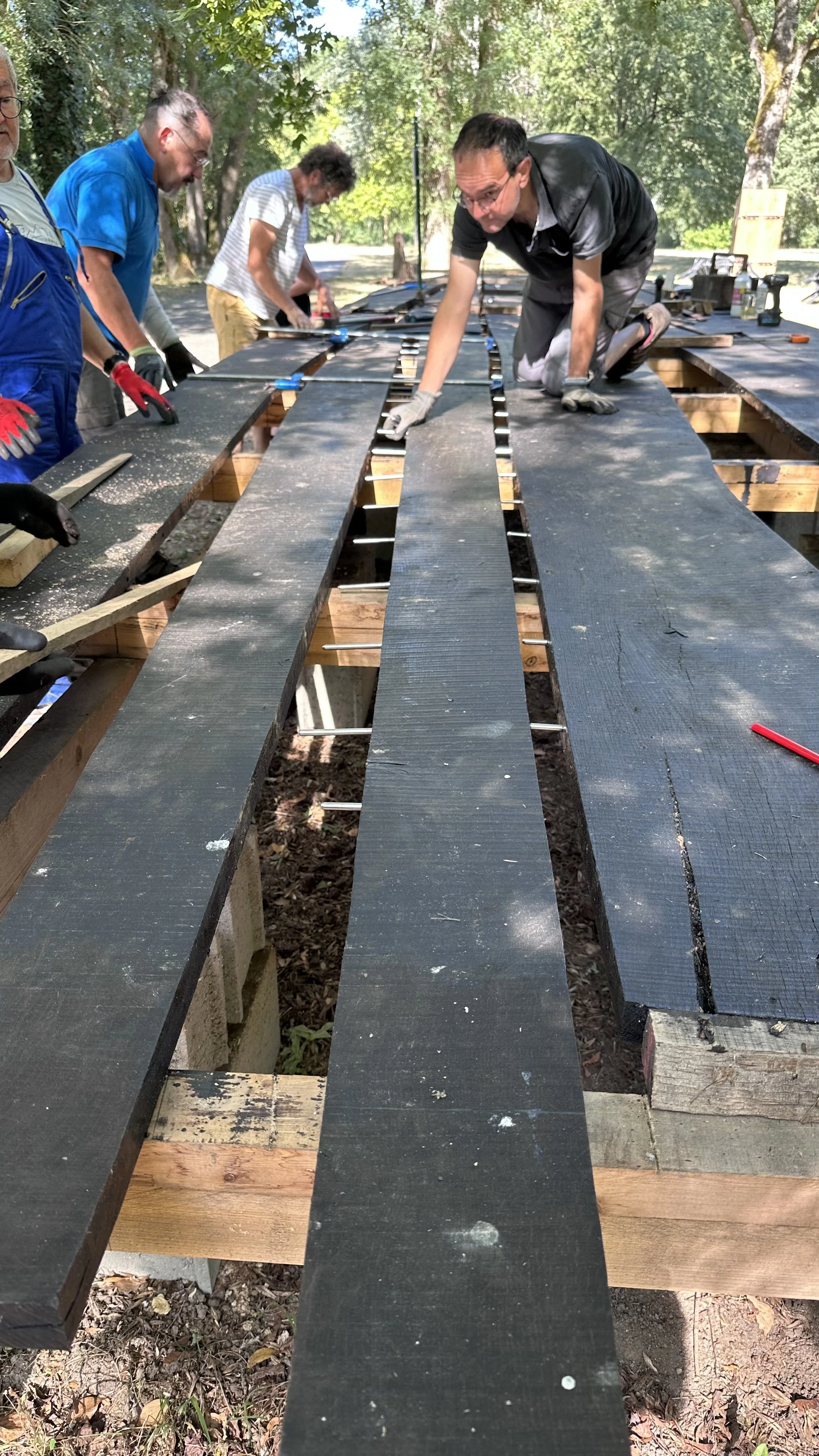pose des tourillons en ions pour l'assemblage des planche entre elles.