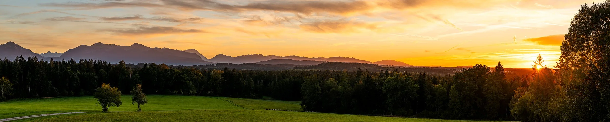 Alpenpanorama von Gut Nantesbuch, genau genommen Karpfsee aus, im Sonnenuntergang gesehen.