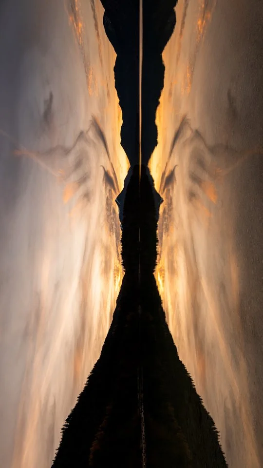 Gedrehtes Foto vom Ufer des Walchensee, mit Simetsberg im Abendrot. Es wirkt als wenn die Wolken Flügel eines Engels sind.