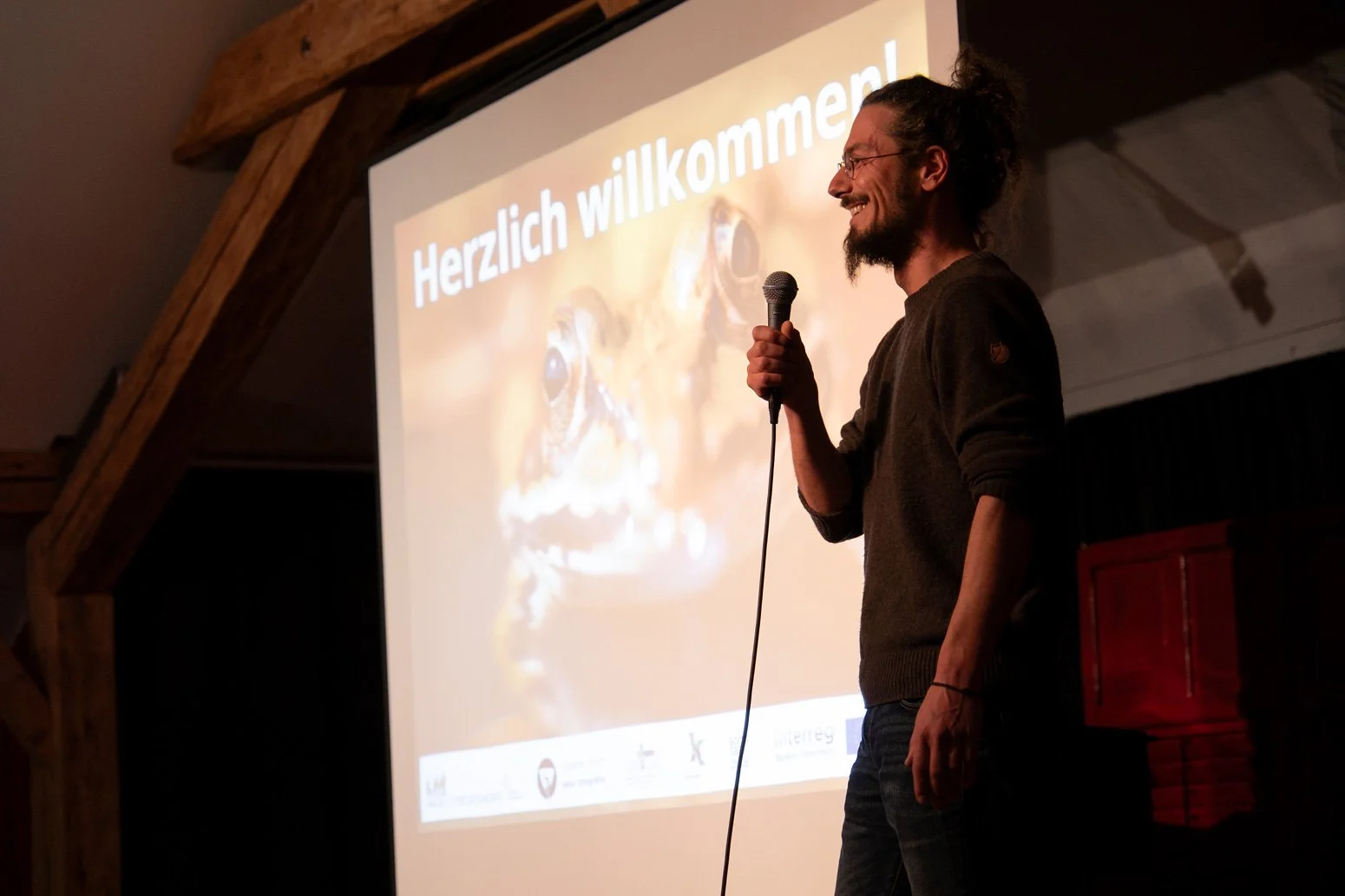 Sebastian Frölich während dem Beginn der Multivisionsshow "Moore" im Alten Widum in Achenkirch.