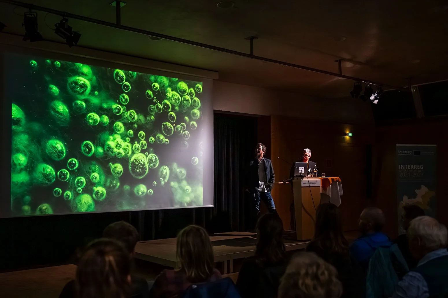  Das Gewinnerbild der Katgorie “Wetlands” des Wildlife Photographer of the Year 2025 kommt natürlich auch in der MV Show vor und wird mit allen Zusammenhängen erklärt.  © Maximilian Frey 