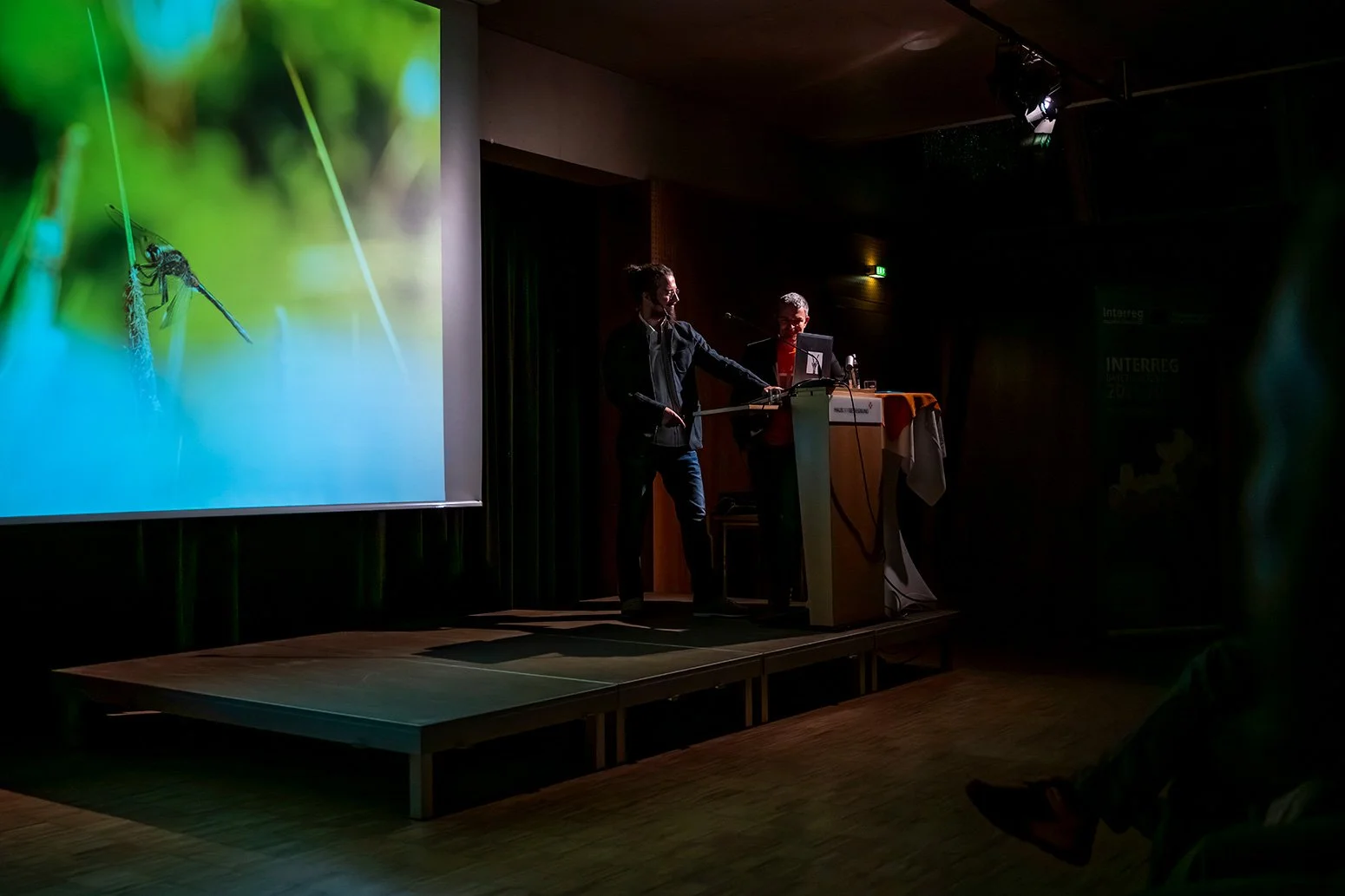  Die Referenten Hermann Sonntag und Sebastian Frölich in Aktion während der Multivisionsshow “Moore”.  © Maximilian Frey 