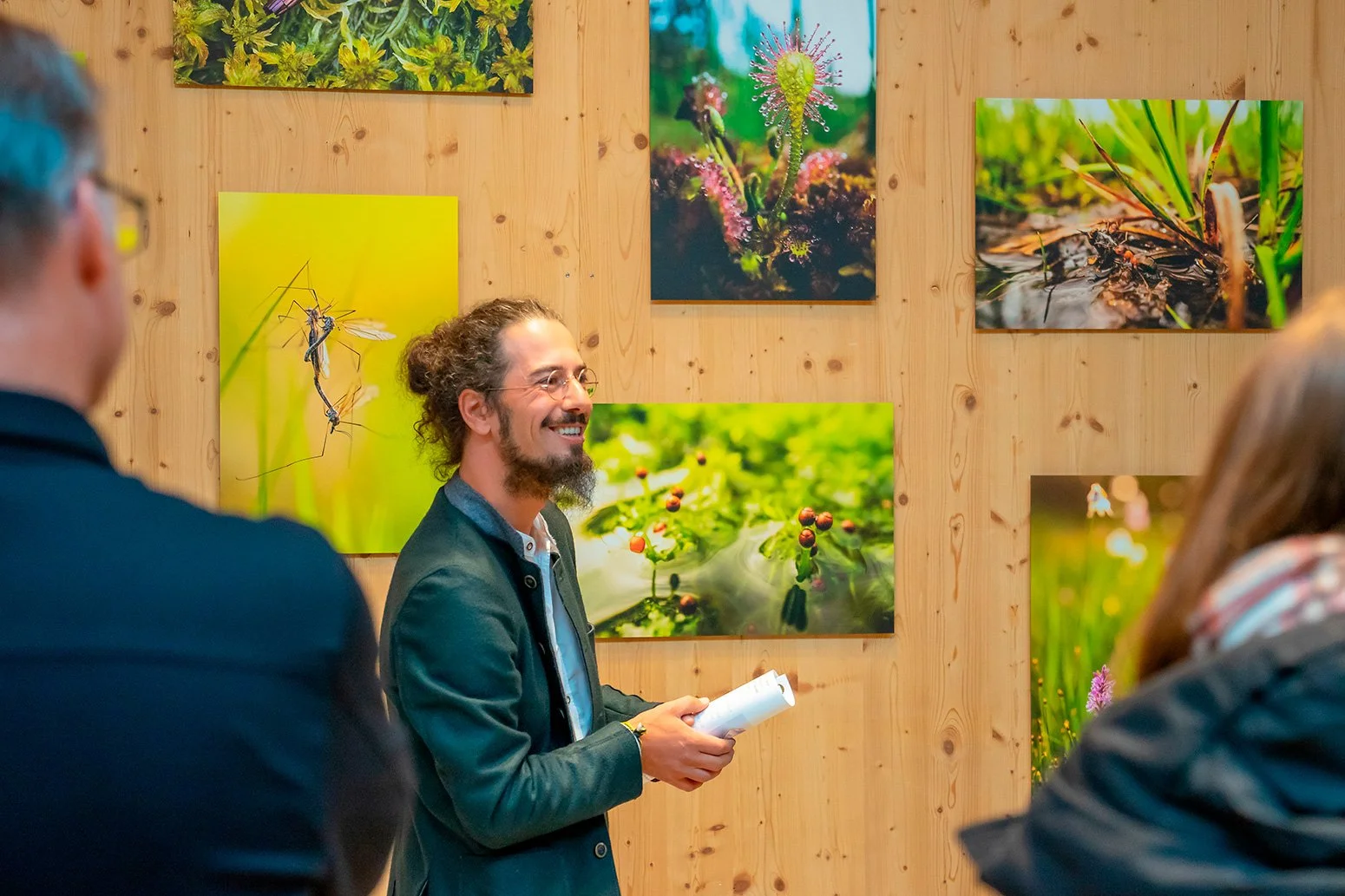 Führung während den Nantesbucher Bodentagen 2024 mit der Moor Ausstellung von Sebastian Frölich