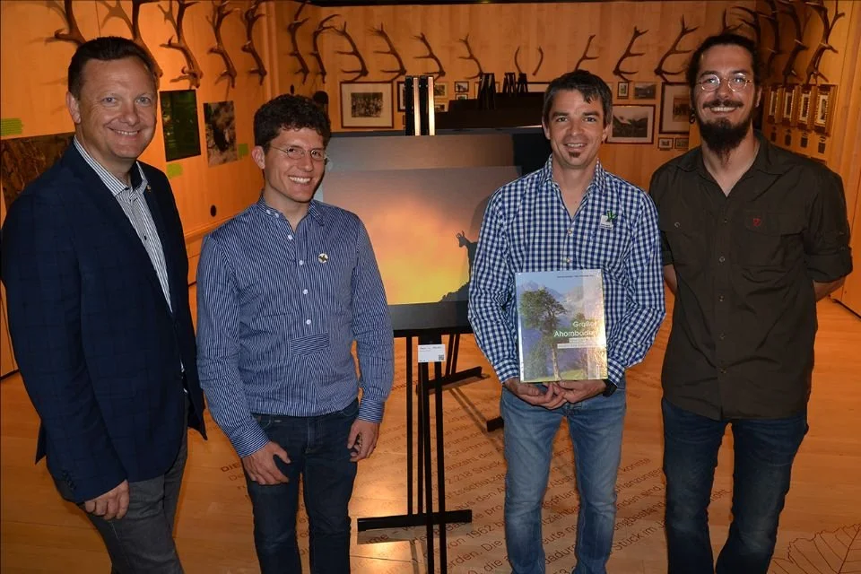 Bürgermeister K. J. Schubert, F. Straubinger, H. Sonntag und Sebastian Frölich bei der Vernissage in Hinterriß