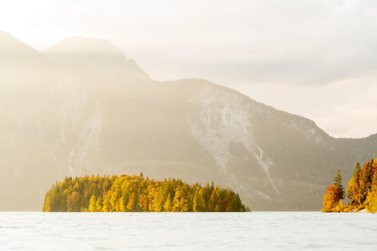 Dunstiger Herbsttag am Walchensee, die Insel Sassau mit dem Herzogstand im Hintergrund