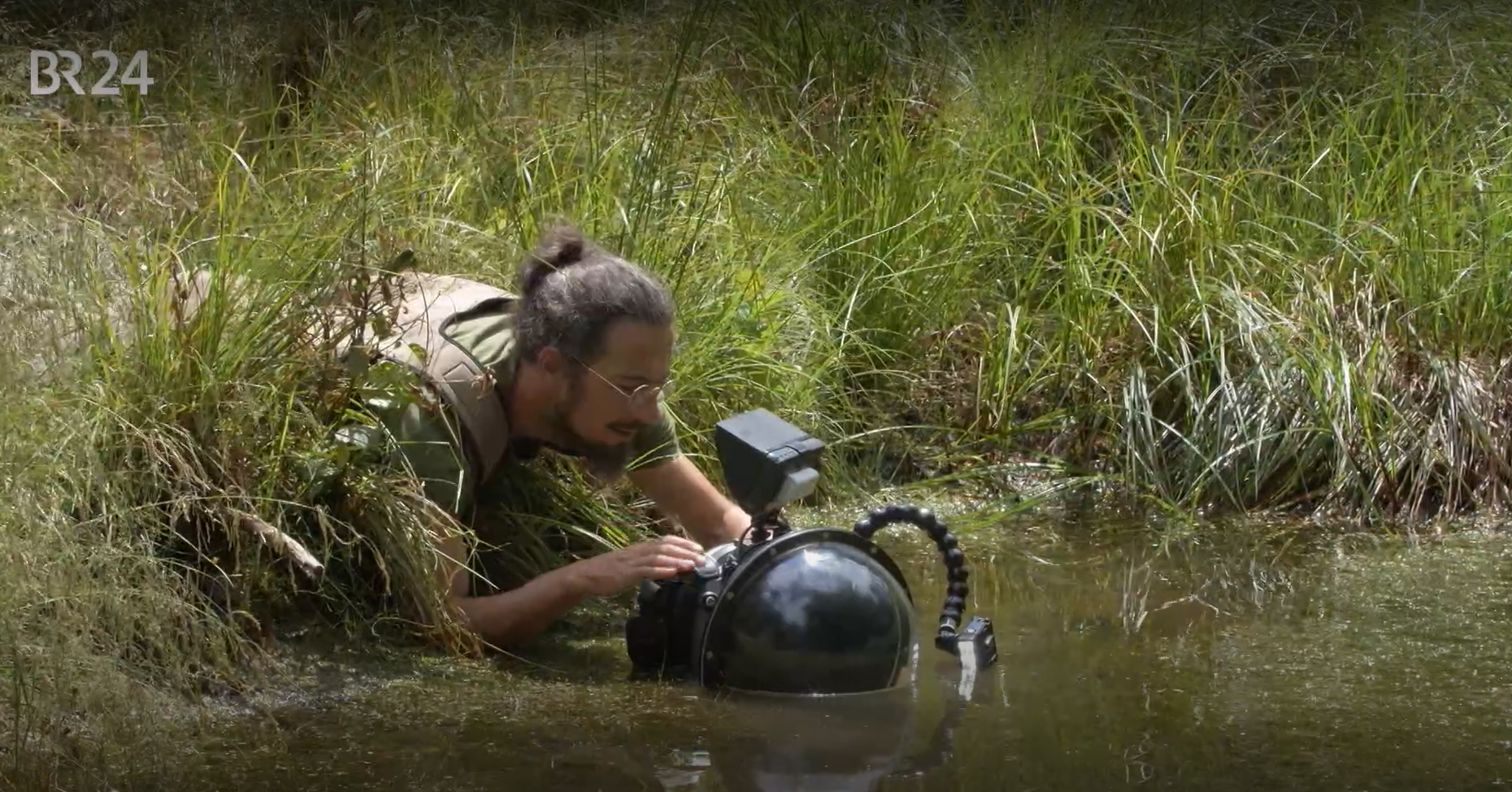 Sebastian Frölich bei der Fotografie an einem renaturierten Himmelsteich der Heinz Sielmann Stiftung