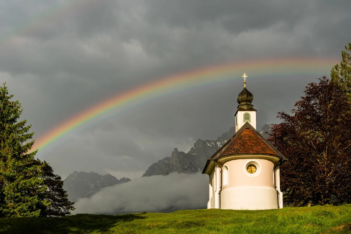 Regenbogen über der kleinen Kapelle Maria Königin am Lautersee bei Mittenwald