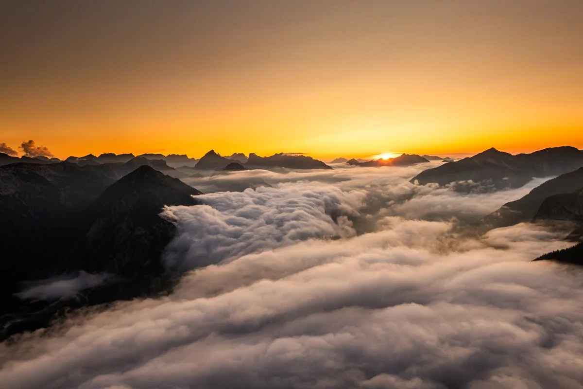 Hochnebel während Sonnenuntergang über dem Achensee