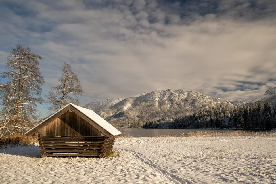 Pfad neben Heuschober im Schnee, auf dem Weg vom geroldsee zum barmsee. Im Hintergrund die Soierngruppe.