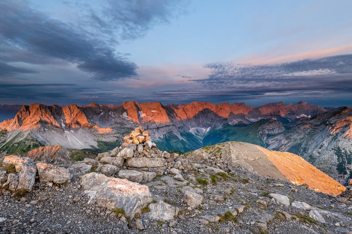 Blick vom Sonnjoch auf das restliche Karwendel mit Alpenglühen