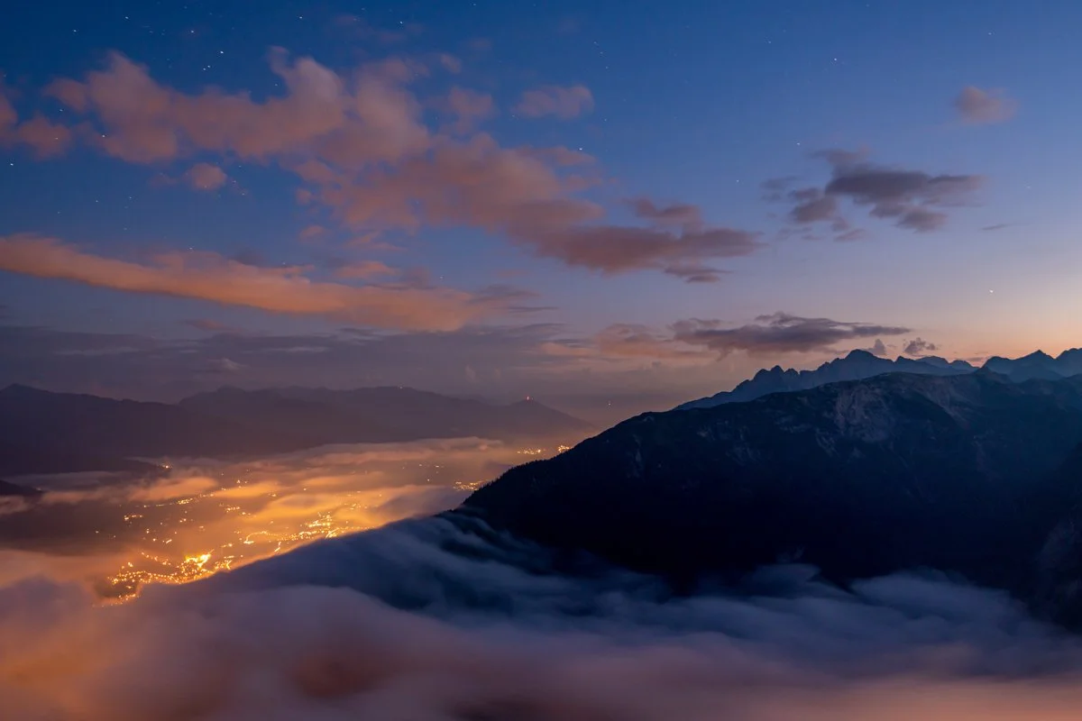 Blick gen Schwaz, Hochnebel und die Lichter des Inntales