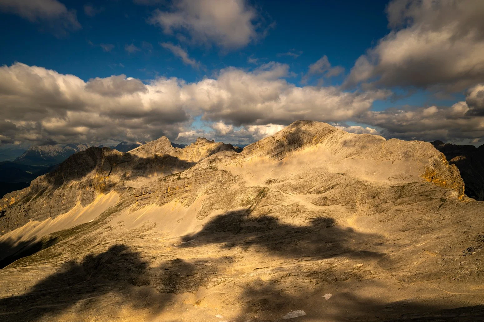 Fine-Art-Naturfotografie aus dem Karwendel: Wolkenschatten über der Karstlandschaft des Hinterkars. Blick zur Pleisenspitze und zum Zugspitzmassiv.