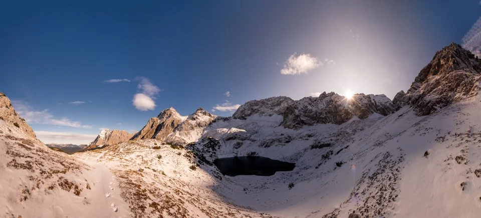 Panorama des winterlichen Drachensee an der Coburger Hütte, während Sonnenuntergang