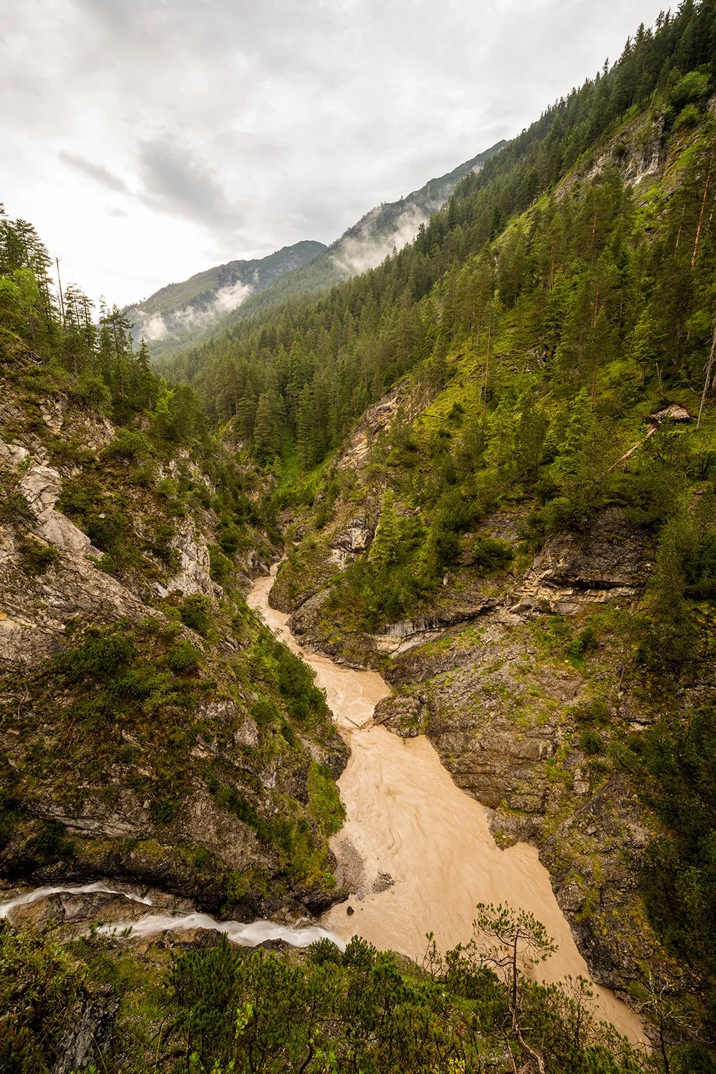 In der Klamm am Namlosbach geht braunes Wasser nach einem starken Gewitterregen gen Lech.