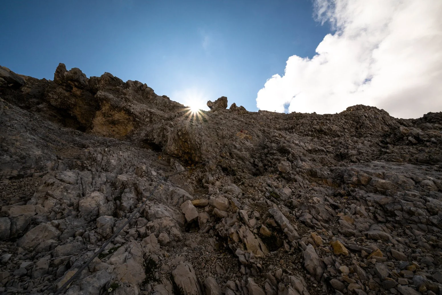 Seilsicherung und Sonnenstern am Blassengrat im Karwendel.