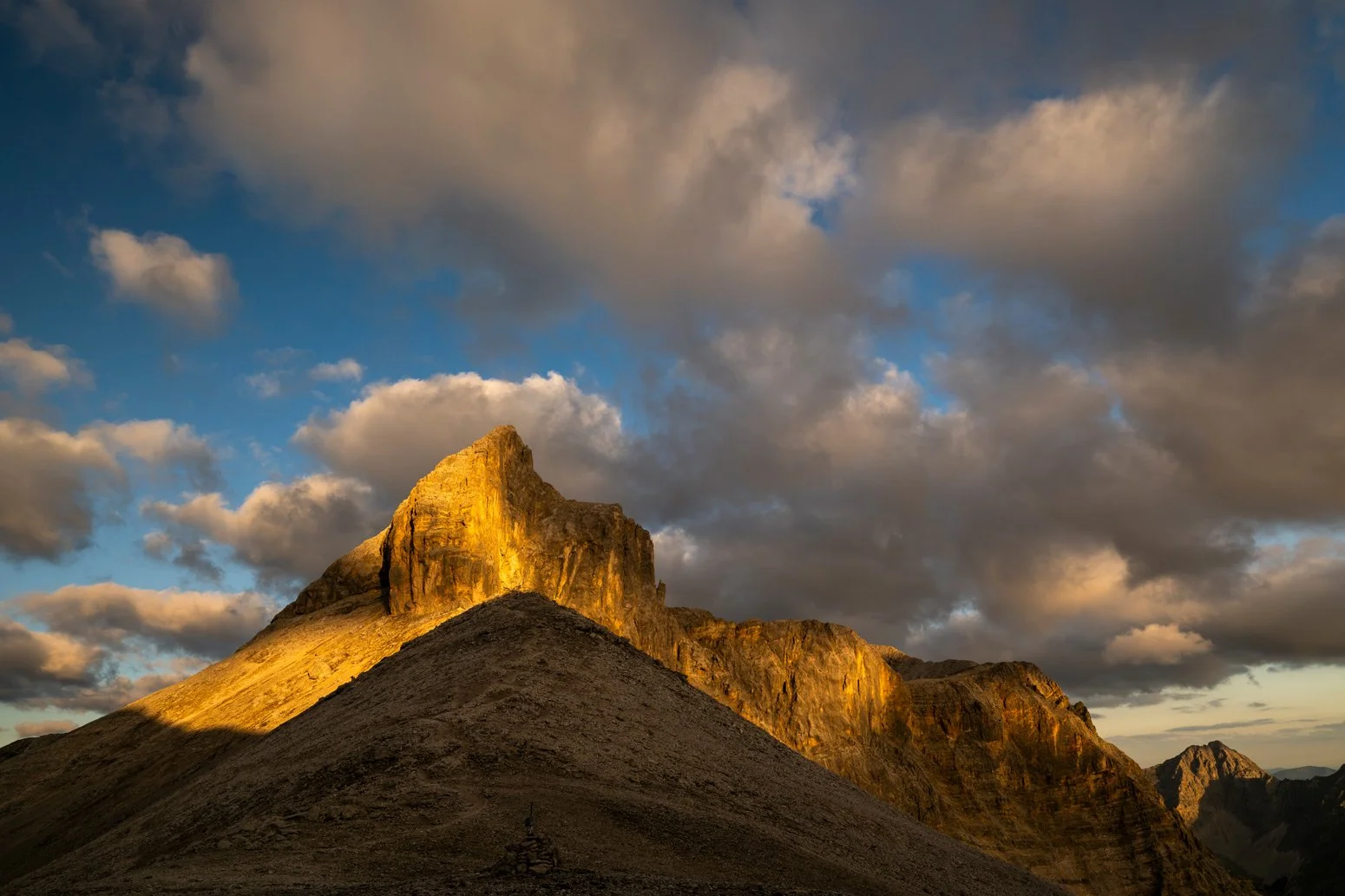 Die Breitgrieskarspitze im Sonnenlicht eines windigen Sommertages im Karwendel.