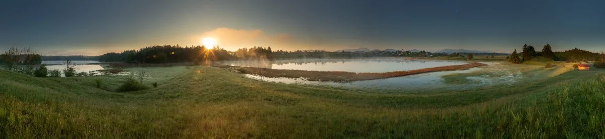 Panorama des Fohnsee und Iffeldorf bei Sonnenaufgang