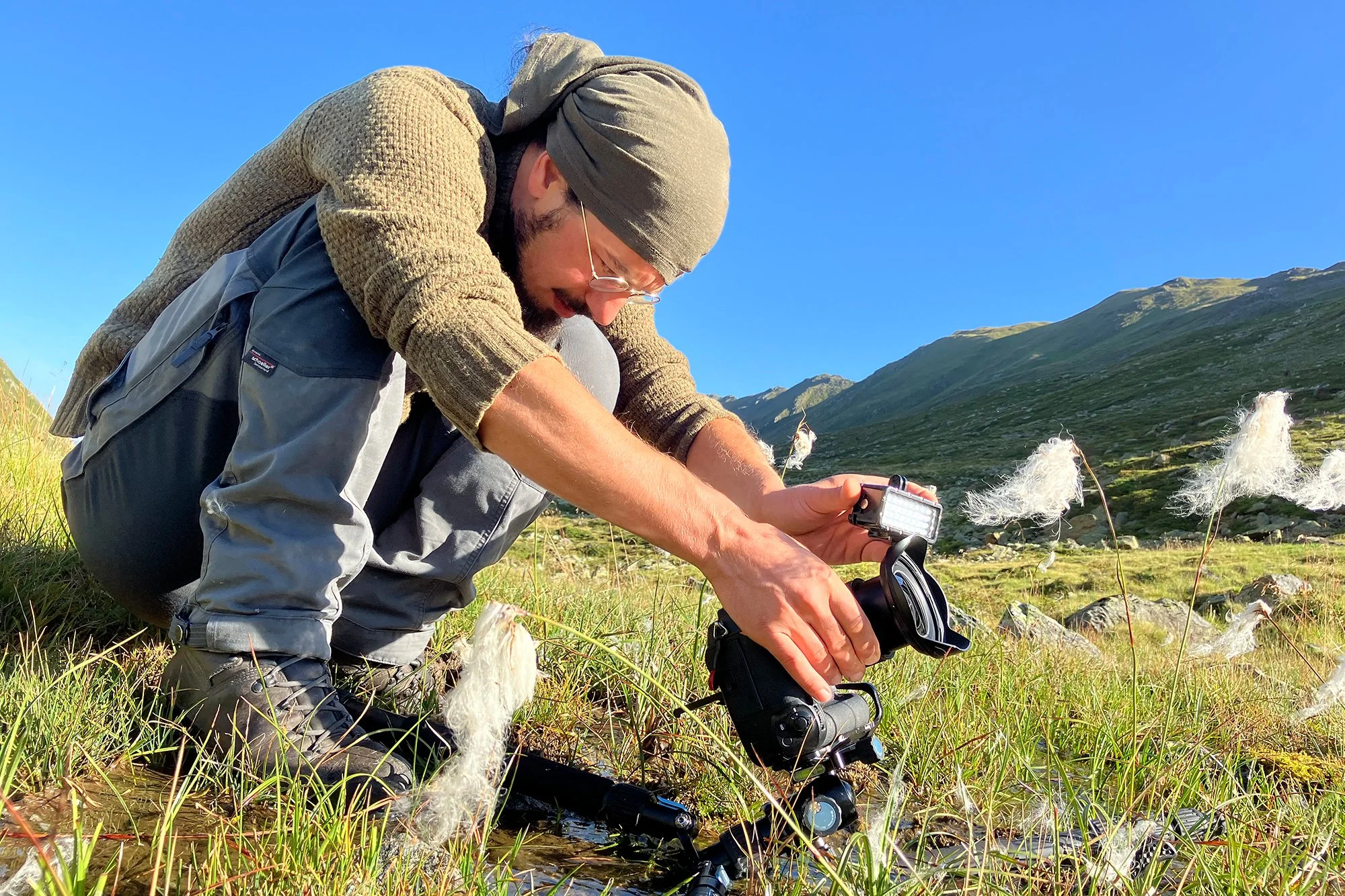 Der Naturfotograf Sebastian Frölich fotografiert im Moor im Platzertal